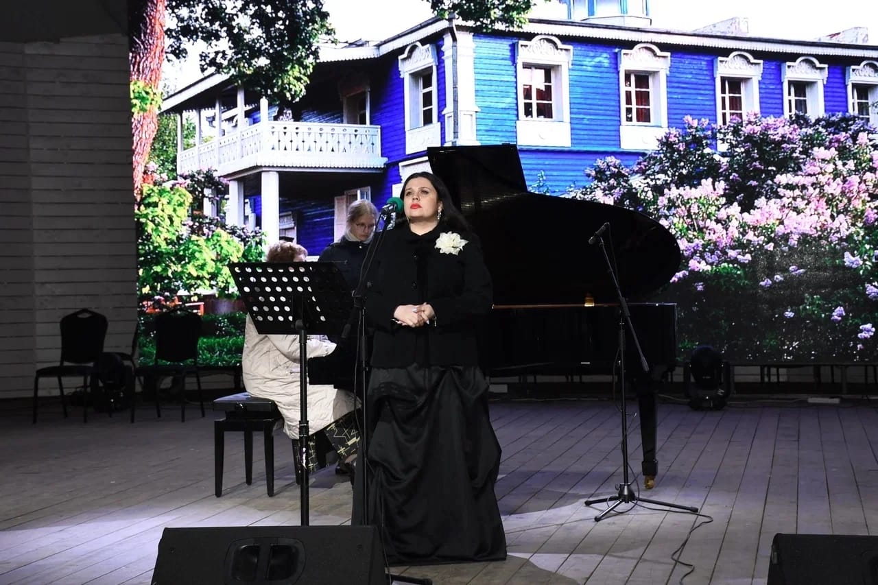 Гульсина Рафекова выступила на празднике «Сиреневый вечер» в Ивановке Гульсина Рафекова выступила на празднике «Сиреневый вечер» в Ивановке